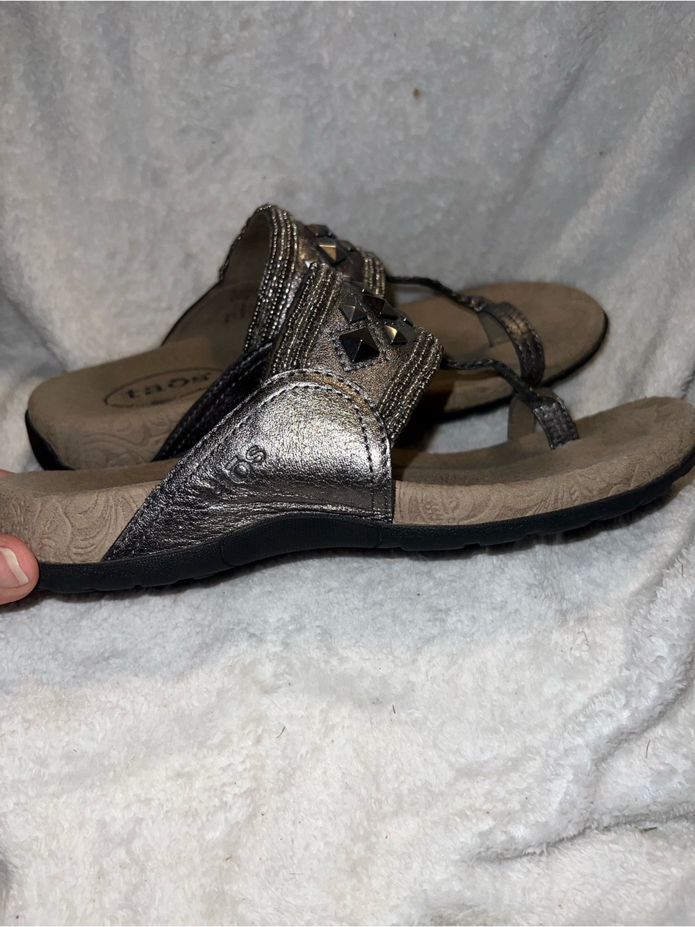 Tao’s genie sandals in pewter leather and metal pyramid studs woman size 8 - Picture 3 of 7